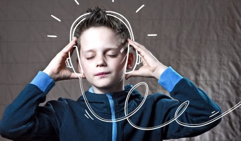 Un niño estucha por unos cascos dibujados