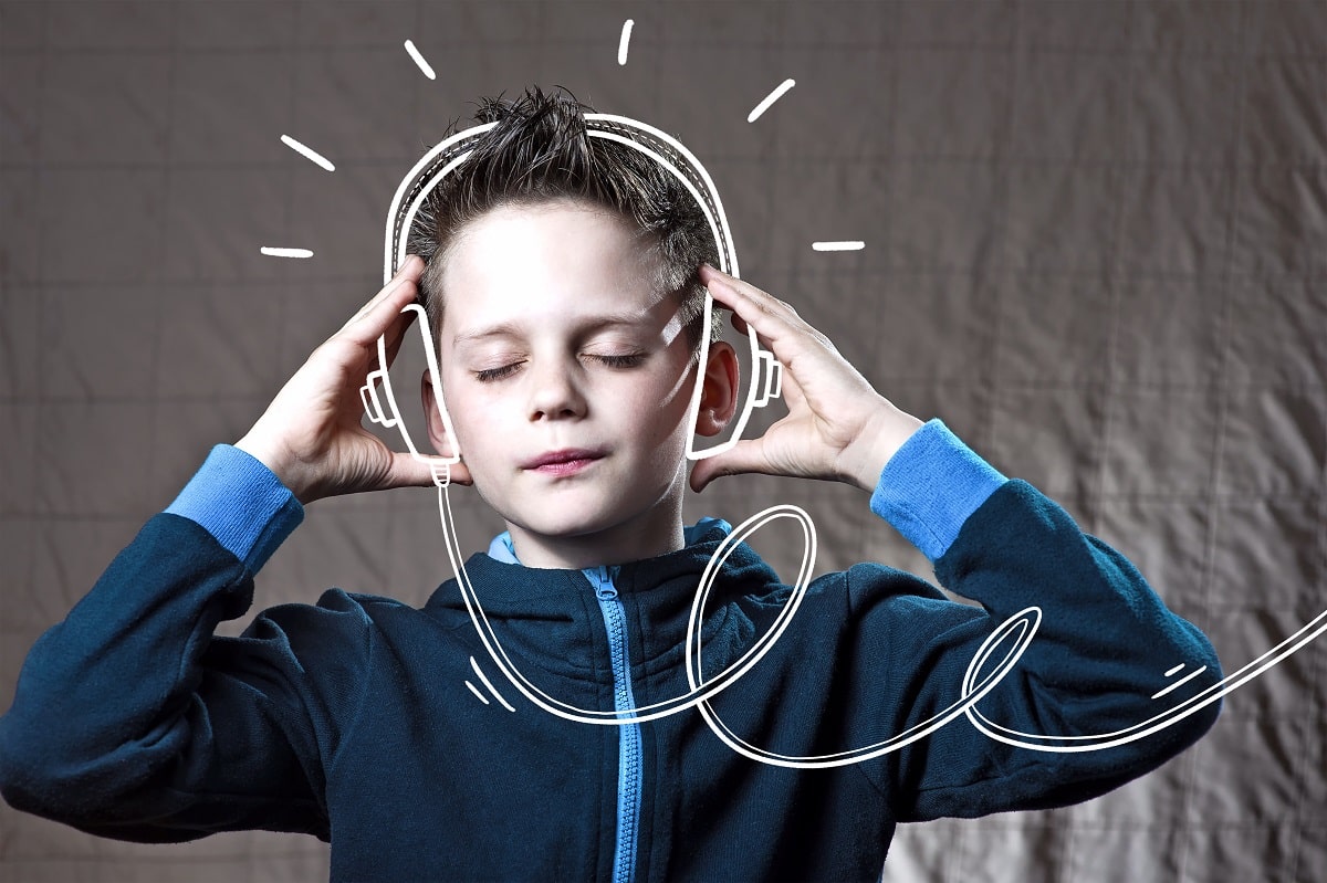 Un niño estucha por unos cascos dibujados