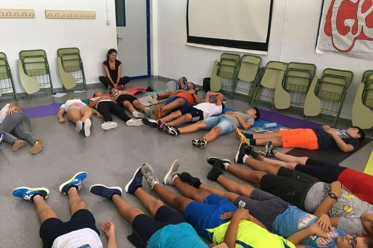 Yoga en ESO: mucho más que técnicas de relajación Clase de yoga en IES Azahar en San Martín del Tesorillo