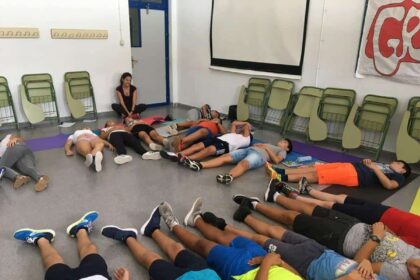 Clase de yoga en IES Azahar en San Martín del Tesorillo