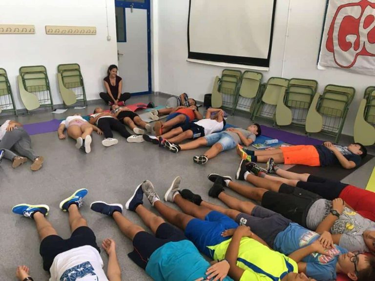 Clase de yoga en IES Azahar en San Martín del Tesorillo