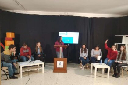 Los estudiantes debaten en el colegio FP María Auxiliadora