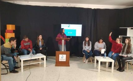 Los estudiantes debaten en el colegio FP María Auxiliadora