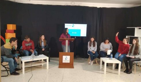 Los estudiantes debaten en el colegio FP María Auxiliadora