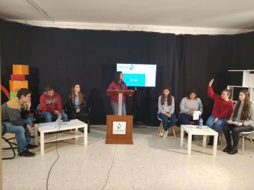 Los estudiantes debaten en el colegio FP María Auxiliadora