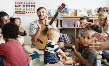Un profesor de música con niños pequeños