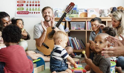 Un profesor de música con niños pequeños