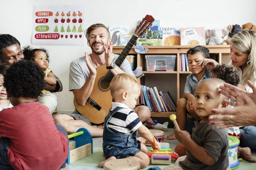 Un profesor de música con niños pequeños