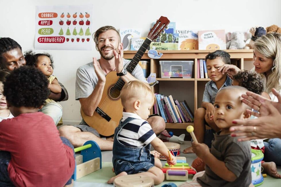 Un profesor de música con niños pequeños