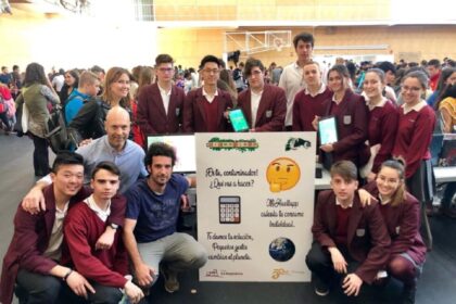 Alumnado de 2º de Bachillerato con los profesores Miguel Castellote y Sebastián Espuny presentando la App en la FirUjiCiencia en la Universidad Jaume I de Castellón