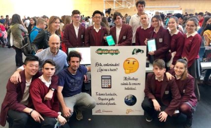 Alumnado de 2º de Bachillerato con los profesores Miguel Castellote y Sebastián Espuny presentando la App en la FirUjiCiencia en la Universidad Jaume I de Castellón