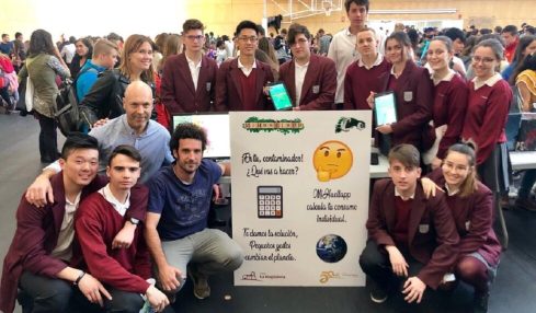 Alumnado de 2º de Bachillerato con los profesores Miguel Castellote y Sebastián Espuny presentando la App en la FirUjiCiencia en la Universidad Jaume I de Castellón
