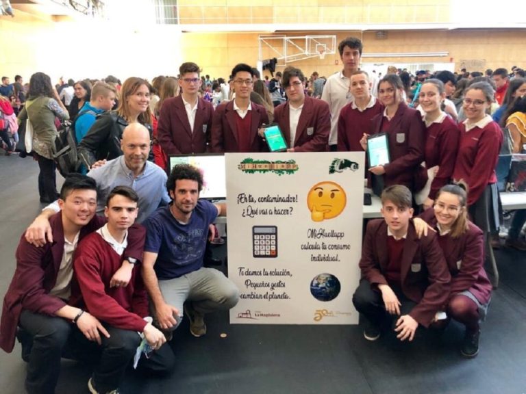 Alumnado de 2º de Bachillerato con los profesores Miguel Castellote y Sebastián Espuny presentando la App en la FirUjiCiencia en la Universidad Jaume I de Castellón