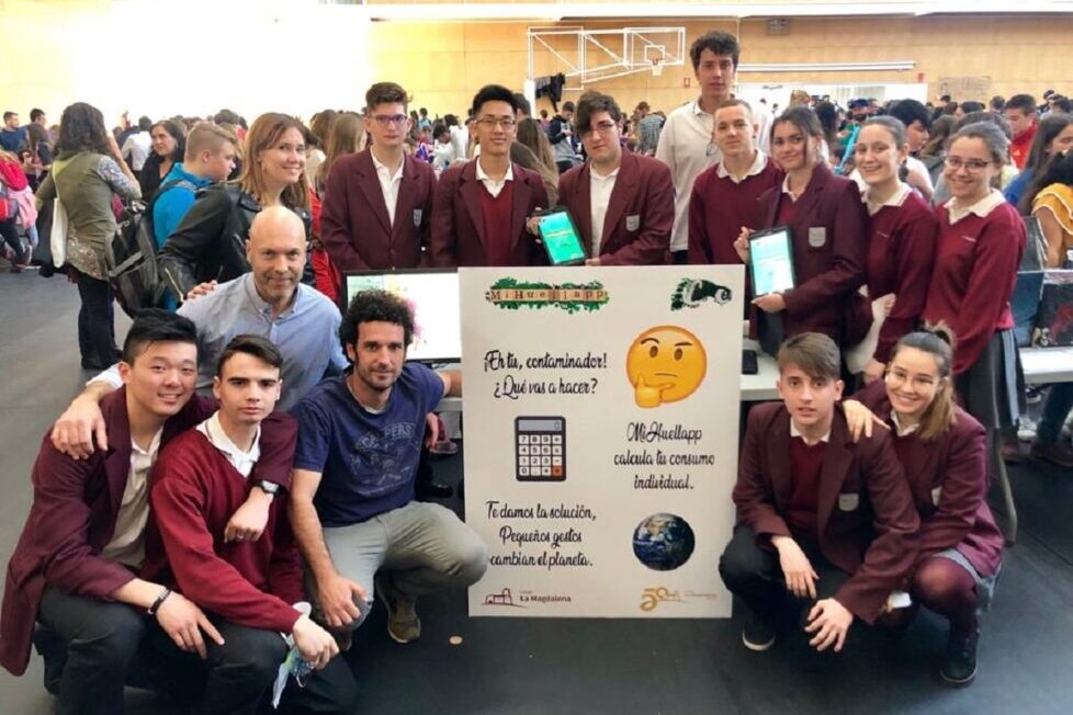Alumnado de 2º de Bachillerato con los profesores Miguel Castellote y Sebastián Espuny presentando la App en la FirUjiCiencia en la Universidad Jaume I de Castellón