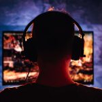 Un joven juega a la consola por la noche