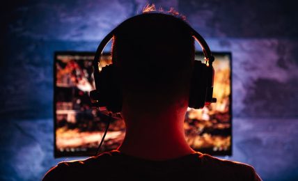Un joven juega a la consola por la noche