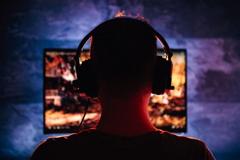Un joven juega a la consola por la noche
