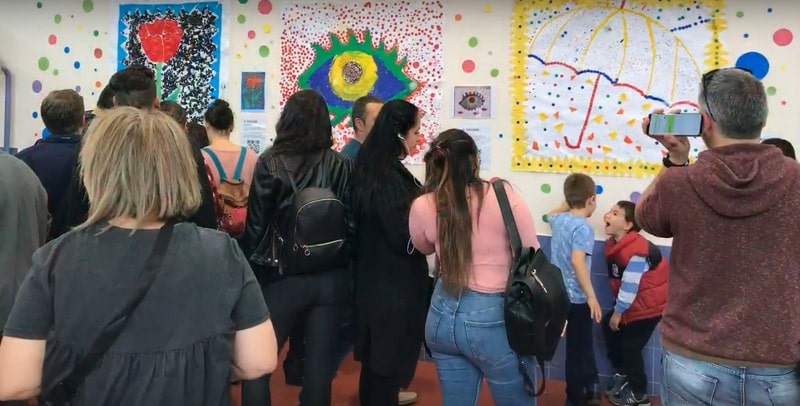 Los padres atienden a la exposición de sus hijos e hijas