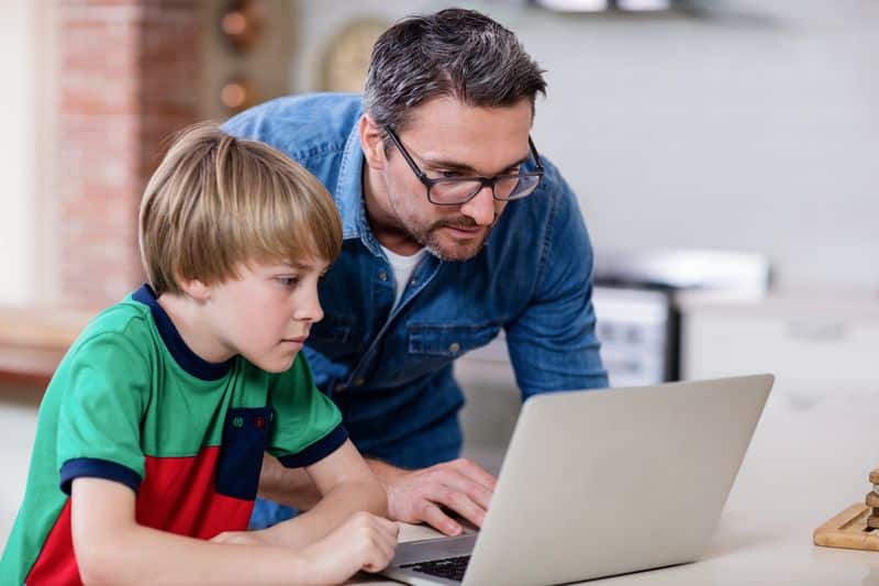 Padre con hijo Internet