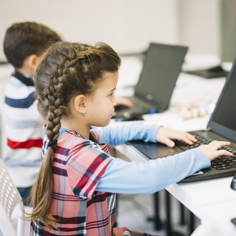 niños utilizando Internet ciberriesgos