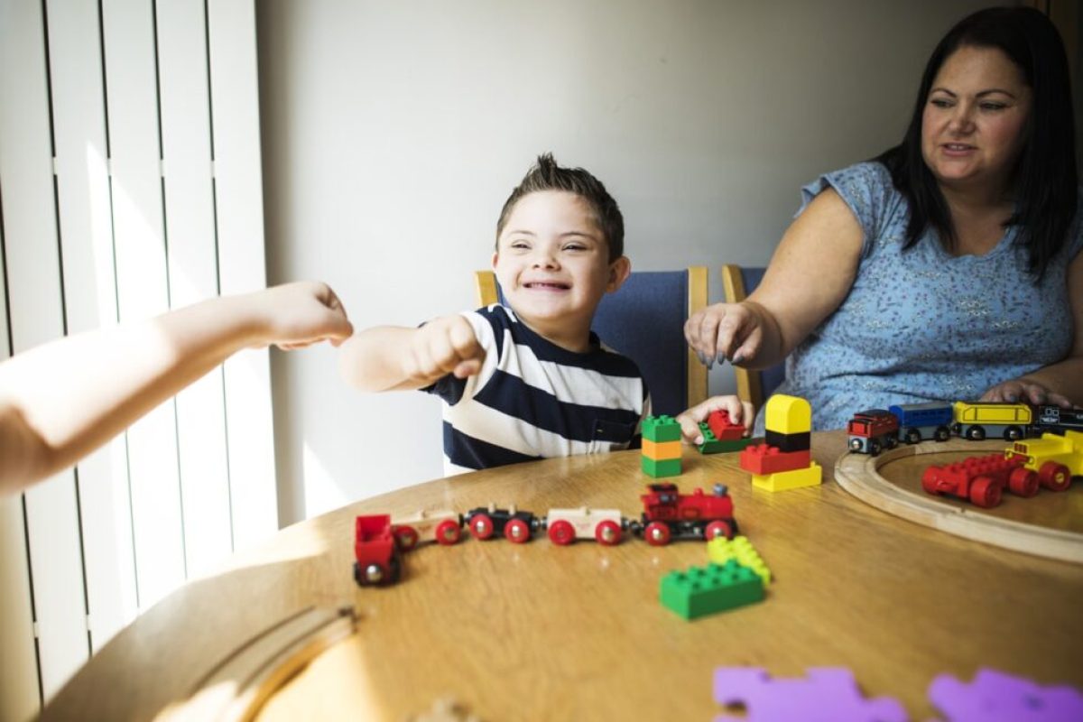 Claves para la inclusión educativa de alumnos con diversidad funcional sindrome de down nino jugando