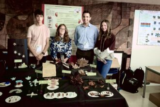 Docente Sergio Quintana con los alumnos que participaron en el concurso