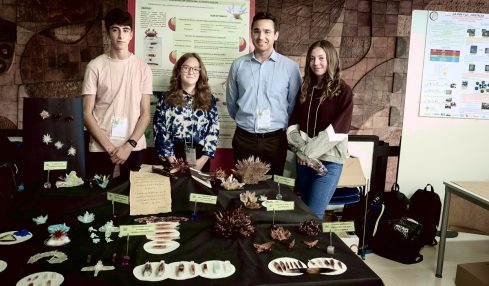 Docente Sergio Quintana con los alumnos que participaron en el concurso