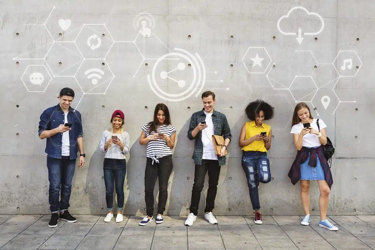 ¿Cuál es la edad para comprar su primer móvil? móvil joven regalo