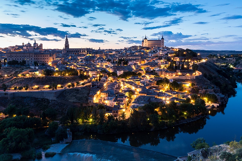 Vista nocturna de la ciudad de Toledo