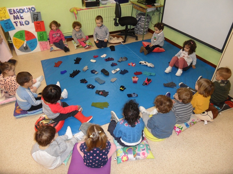 juego guantes invierno en aulas de Infantil