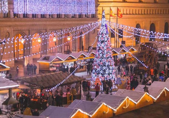 Mercadillo navideño en la Plaza del Pilar de Zaragoza