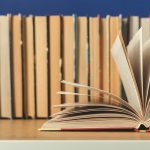 Un libro abierto en una estantería