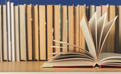 Un libro abierto en una estantería