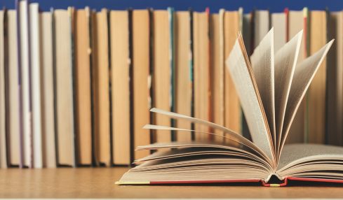 Un libro abierto en una estantería
