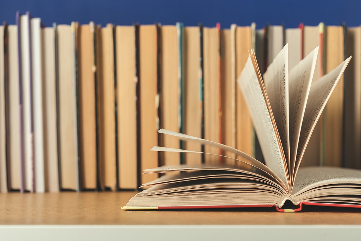 Un libro abierto en una estantería