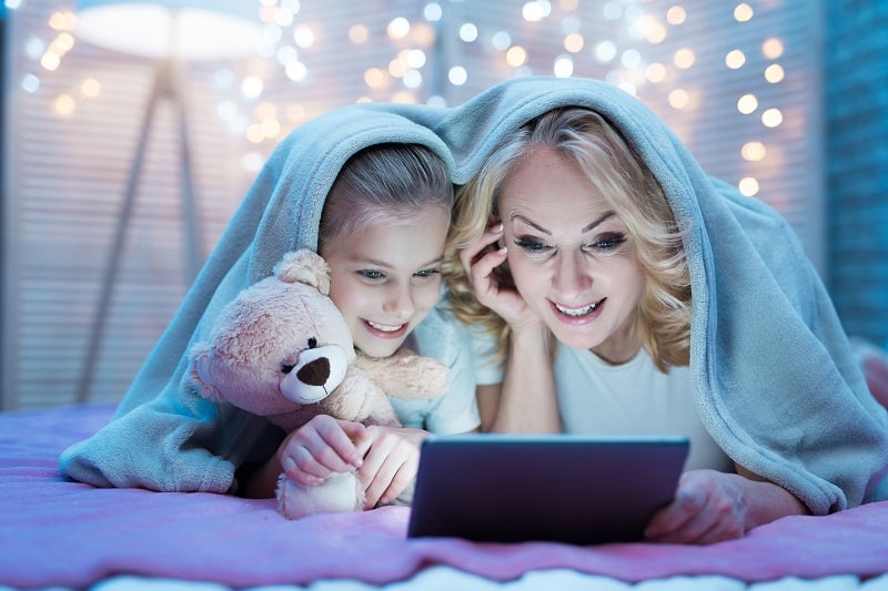 Una Niña Ve Una Película Con Su Abuela En Una Tableta