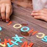 Un niño forma una palabra en inglés