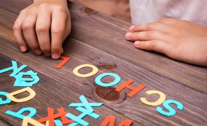 Un niño forma una palabra en inglés