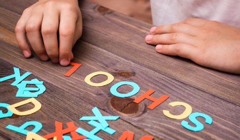 Un niño forma una palabra en inglés