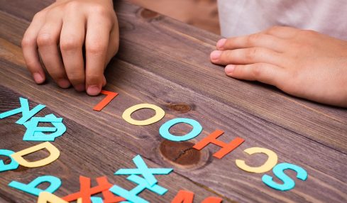 Un Niño Forma Una Palabra En Inglés