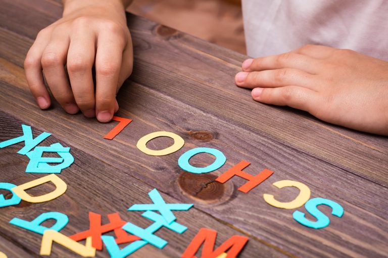 Un niño forma una palabra en inglés