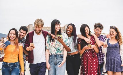 Un grupo de millennials se lo pasa bien con los moviles