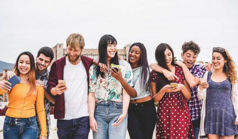 Un grupo de millennials se lo pasa bien con los moviles