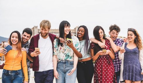 Un Grupo De Millennials Se Lo Pasa Bien Con Los Moviles