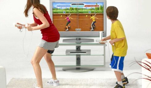Niños jugando a un videojuego que fomenta el ejercicio físico