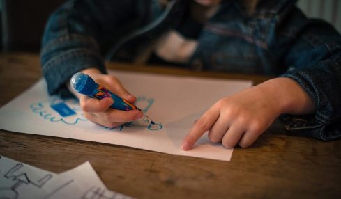 Una niña hace un dibujo