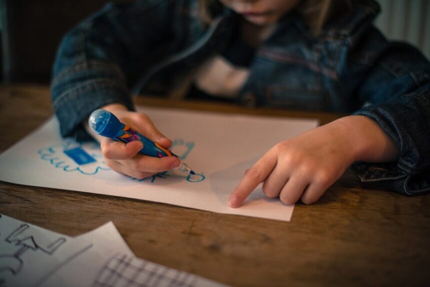 Una niña hace un dibujo