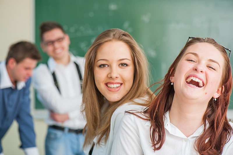 Estudiantes De Secundaria Riéndose En El Aula