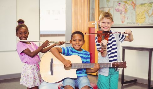 Niños En Clase De Música