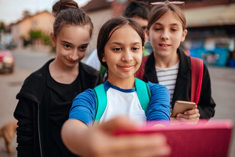 Niñas Haciéndose Un Selfie - Silvia Barrera